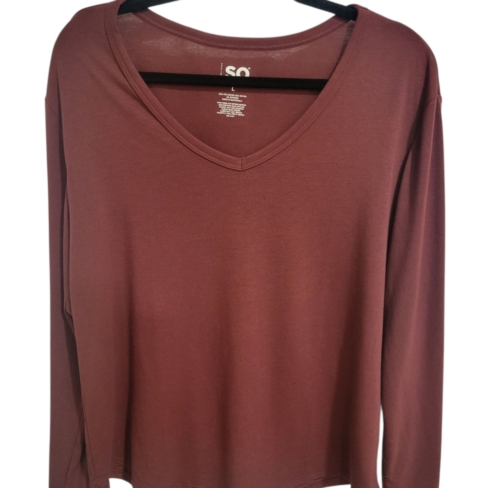 V-Neck T-Shirts in Burgundy and Beige - Picture 2 of 3